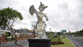 Suasana ruas jalan wilayah Desa Adat Tuban, Badung, Bali juga tampang lengang. Tak ada satu kendaraan pun yang melintas. (ANTARA FOTO/Fikri Yusuf)