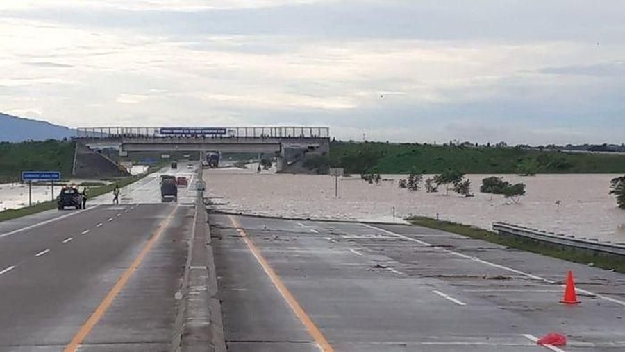 Ruas tol Ngawi-Kertosono terendam banjir.