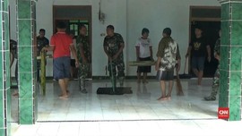 VIDEO: Banjir Surut, Warga dan TNI Mulai Bersihkan Rumah