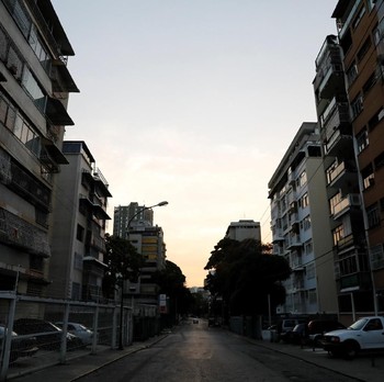 Caracas Seperti Kota Zombie, Listrik Mulai Padam