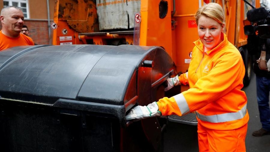Menteri Urusan Keluarga Jerman, Warga Senior, Wanita dan Pemuda, Franziska Giffey membersihkan tempat sampah menjelang Hari Perempuan Internasional dan partisipasi aktif dalam tur pembuangan limbah layanan kota BSR di Berlin, Jerman, 7 Maret, 2019. (REUTERS / Fabrizio Bensch)