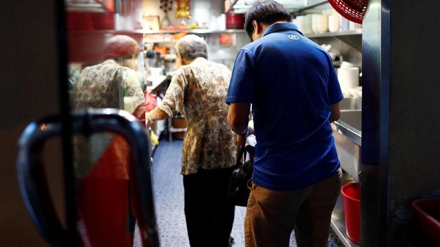 Wanita tua ini mampu menjual setidaknya 200 mangkuk pada hari tertentu.