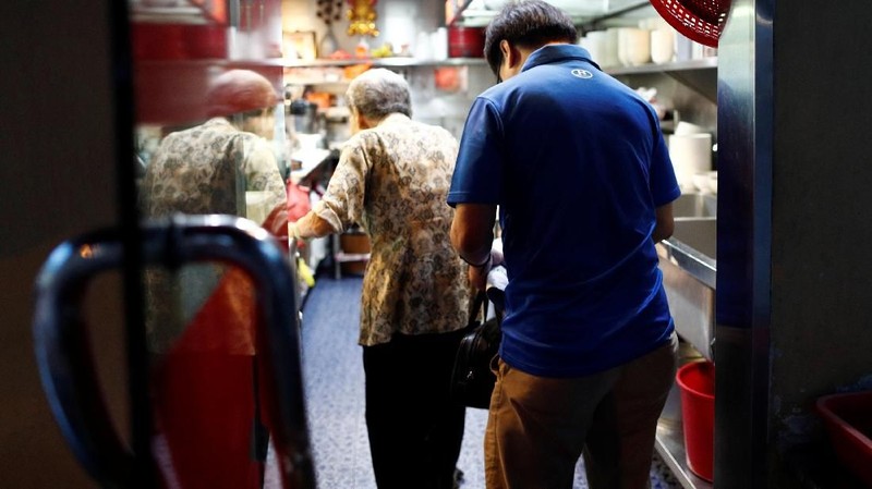 Wanita tua ini mampu menjual setidaknya 200 mangkuk pada hari tertentu.