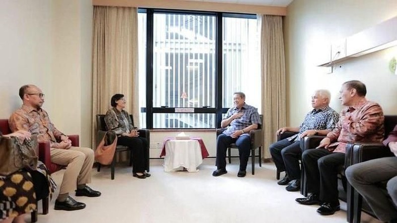 Sri Mulyani hadir bersama dua mantan Menteri Keuangan yaitu Chatib Basri Chatib Basri dan Agus Martowardojo