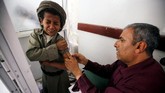 Anak laki-laki adalah korban paling banyak diserang binatang yang positif rabies. (REUTERS/Mohamed al-Sayaghi)
