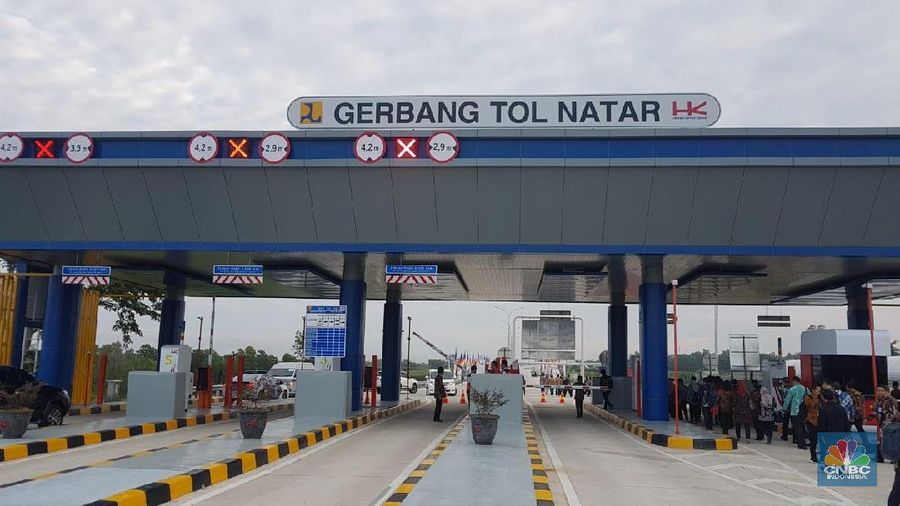 Tol sepanjang 140,9 km diresmikan Presiden Joko Widodo pada 8 Maret 2019 lalu. Untuk saat ini, tol ini tercatat sebagai predikat tol terpanjang di Indonesia.