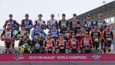 Seluruh 22 pebalap MotoGP yang akan berlaga musim 2019 berpose di Sirkuit Internasional Losail. (KARIM JAAFAR / AFP)