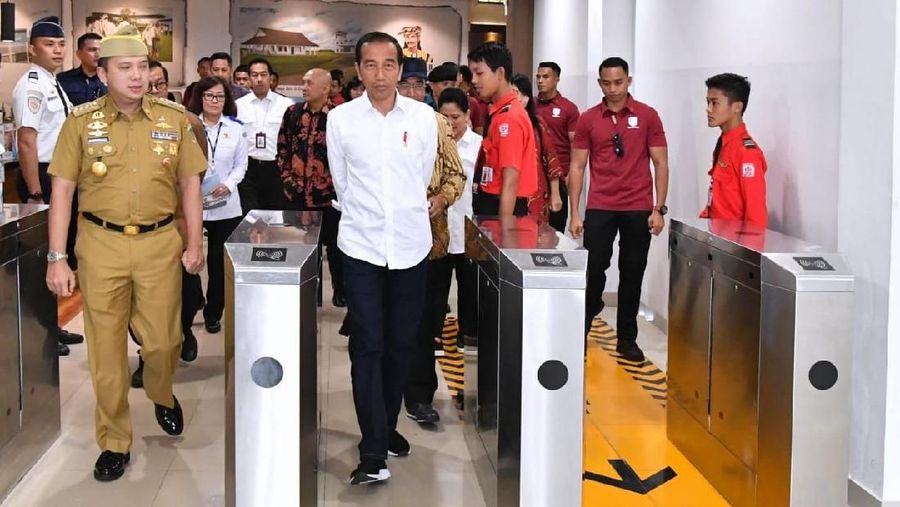 Jokowi mengatakan kepada jurnalis bahwa pengelolaan Bandara Radin Inten II agar secepat diserahkan kepada PT Angkasa Pura II (Persero).