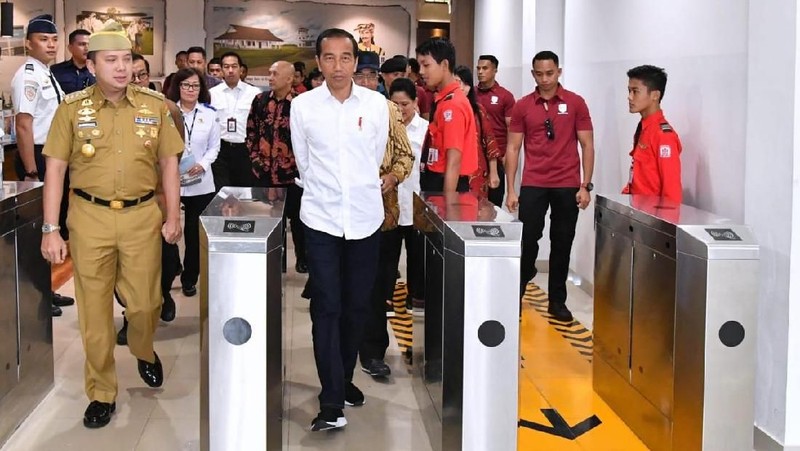 Jokowi mengatakan kepada jurnalis bahwa pengelolaan Bandara Radin Inten II agar secepat diserahkan kepada PT Angkasa Pura II (Persero).
