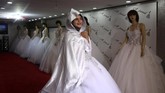Sejumlah perempuan di Gaza memilih bekerja untuk menambah pemasukan karena tingkat kemiskinan yang tinggi. (REUTERS/Samar Abo Elouf)