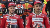 Duo Ducati Andrea Dovizioso dan Danilo Petrucci berpose. Petrucci menjadi pengganti Jorge Lorenzo di Ducati. (KARIM JAAFAR / AFP)
