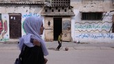Perempuan di Jalur Gaza harus berjuang mencoba hidup normal di antara situasi kemiskinan dan konflik berkepanjangan. (REUTERS/Samar Abo Elouf)