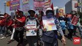 Indonesia juga ikut menyemarakkan perayaan Hari Perempuan Internasional. Sejumlah aktivis dan buruh perempuan memperingatinya dengan berjalan kaki dari Patung Kuda menuju Taman Aspirasi Jakarta. (CNN Indonesia/Safir Makki)