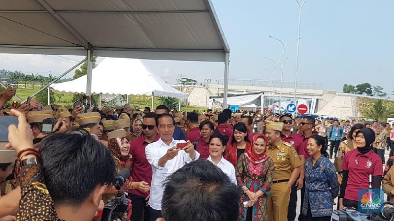 Peresmian itu akan menandai penambahan ruas jalan tol yang sudah dibangun pemerintah. Sepanjang 2018, sudah diresmikan ruas baru sepanjang 780 km.