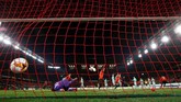Gawang Cech kebobolan di menit ke-42 lewat gol Benjamin Bourigeau. Sebelumnya Arsenal sudah unggul lebih dulu lewat Alex Iwobi di menit ketiga. (REUTERS/Stephane Mahe)