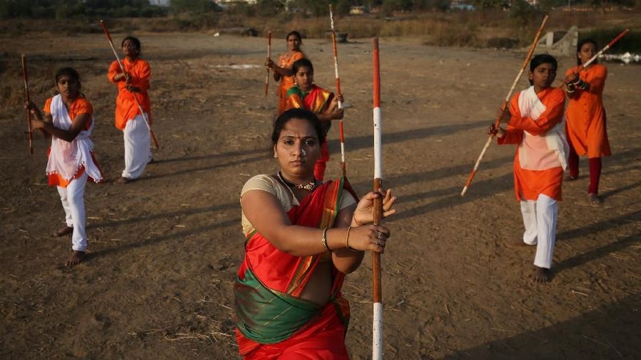 Wanita berlatih Shivkalin Yudha Kala, seni bela diri Maharashtrian pada malam Hari Perempuan Internasional, di tanah di pinggiran Mumbai, India 7 Maret 2019. (REUTERS / Francis Mascarenhas)