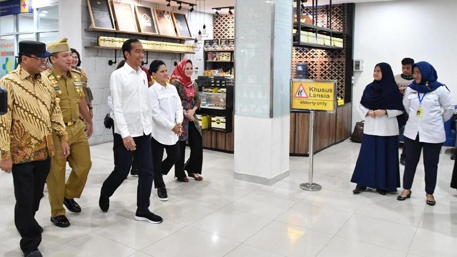 Jokowi mengatakan kepada jurnalis bahwa pengelolaan Bandara Radin Inten II agar secepat diserahkan kepada PT Angkasa Pura II (Persero).