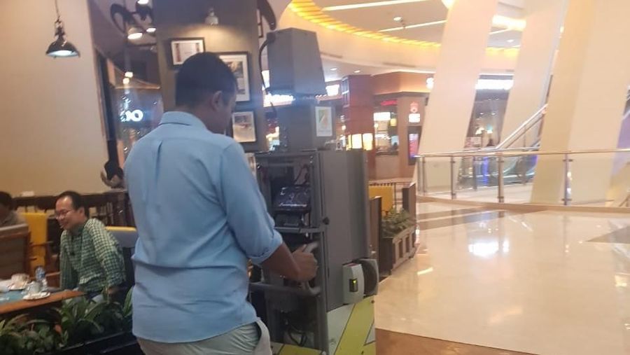 Mesin pencari terbesar di dunia, Google terlihat masuk mal menggunakan 'gerobak'.