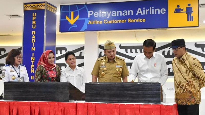 Jokowi mengatakan kepada jurnalis bahwa pengelolaan Bandara Radin Inten II agar secepat diserahkan kepada PT Angkasa Pura II (Persero).