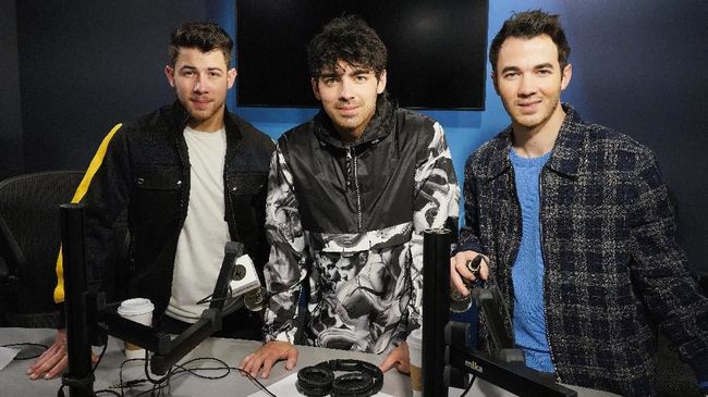 Jonas Brothers Parodikan Pertengkaran Kim-Khloe Kardashian