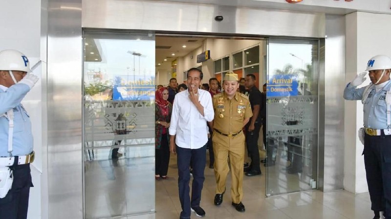 Jokowi mengatakan kepada jurnalis bahwa pengelolaan Bandara Radin Inten II agar secepat diserahkan kepada PT Angkasa Pura II (Persero).