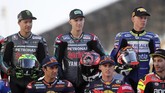 Pebalap Petronas Yamaha Franco Morbidelli dan Fabio Quartararo, berdiri di samping pebalap Reale Avintia Racing Tito Rabat dalam sesi pemotretan. (KARIM JAAFAR / AFP)