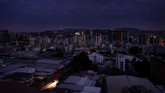 Situasi ini memengaruhi kegiatan transportasi umum, telepon, dan layanan Internet di sebagian besar wilayah Venezuela. (Photo by Matias DELACROIX / AFP)