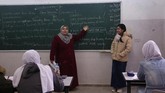 Konflik di internal Palestina dan dengan Israel membuat perempuan Gaza harus putar otak untuk terus membina generasi selanjutnya. (REUTERS/Samar Abo Elouf)