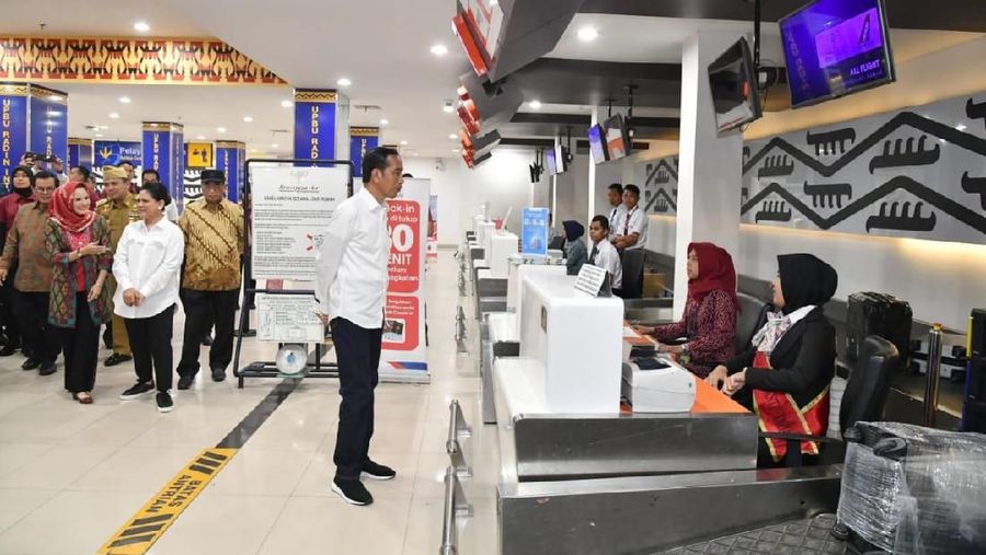 Jokowi mengatakan kepada jurnalis bahwa pengelolaan Bandara Radin Inten II agar secepat diserahkan kepada PT Angkasa Pura II (Persero).