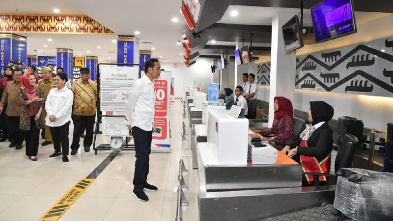 Jokowi mengatakan kepada jurnalis bahwa pengelolaan Bandara Radin Inten II agar secepat diserahkan kepada PT Angkasa Pura II (Persero).