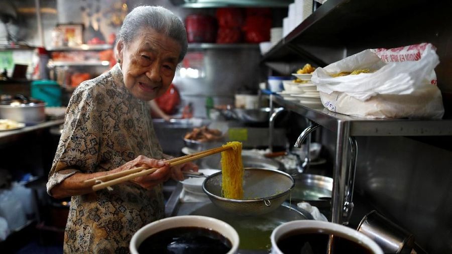 Hawker Leong Yuet Meng, 90, of Nam Seng Noodle House, poses as she cooks noodles at her shop in Singapore February 22, 2019. Picture taken February 22, 2019. REUTERS/Edgar Su