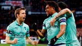 Alex Iwobi (tengah) membawa Arsenal unggul cepat pada menit ketiga memanfaatkan assist Nacho Monreal. (Action Images via Reuters/Paul Childs)