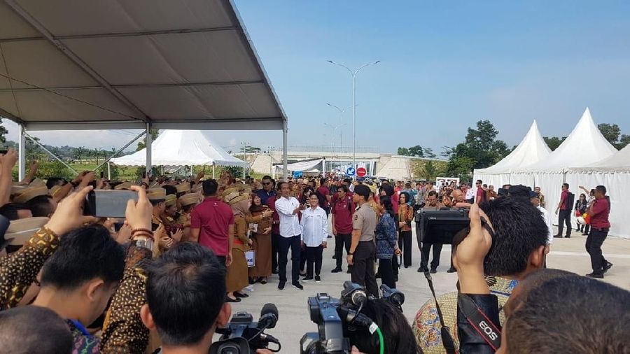 Presiden Joko Widodo (Jokowi) menjanjikan jalan di wilayah Lampung-Aceh akan tersambung tol tanpa putus pada 2024
