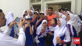 Bintang Timnas Indonesia U-23 Diserbu Belasan Siswa-siswi SMP