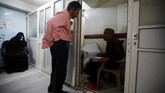 Rabies juga menyerang manusia, sekitar 6,3 persennya positif rabies. (REUTERS/Mohamed al-Sayaghi)