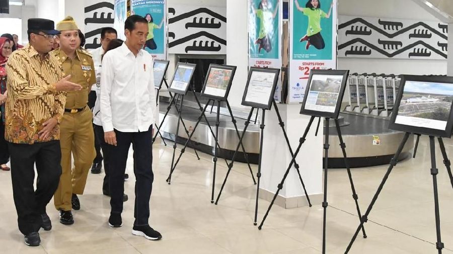 Jokowi mengatakan kepada jurnalis bahwa pengelolaan Bandara Radin Inten II agar secepat diserahkan kepada PT Angkasa Pura II (Persero).