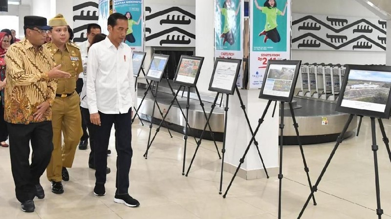 Jokowi mengatakan kepada jurnalis bahwa pengelolaan Bandara Radin Inten II agar secepat diserahkan kepada PT Angkasa Pura II (Persero).