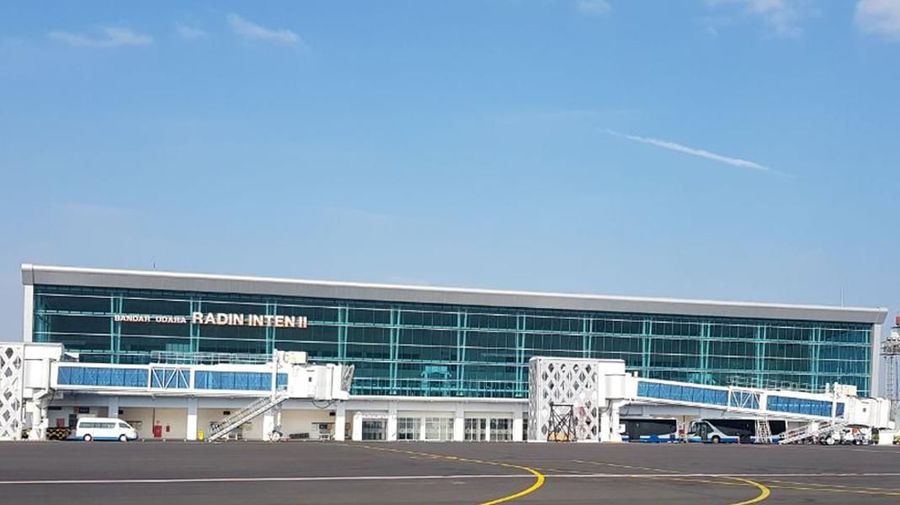 Jokowi mengatakan kepada jurnalis bahwa pengelolaan Bandara Radin Inten II agar secepat diserahkan kepada PT Angkasa Pura II (Persero).