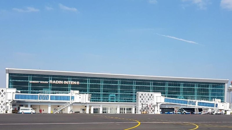 Jokowi mengatakan kepada jurnalis bahwa pengelolaan Bandara Radin Inten II agar secepat diserahkan kepada PT Angkasa Pura II (Persero).