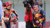 Juara bertahan MotoGP Marc Marquez (kiri) dan pebalap KTM Pol Espargaro bercanda jelang sesi pemotretan. (KARIM JAAFAR / AFP)