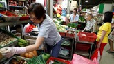 Itu tak hanya menjadi masalah bagi Leong dan mi-nya. Budaya jajanan kaki lima yang hendak didaftarkan Singapura ke UNESCO juga mulai meredup karena minus regenerasi. (REUTERS/Edgar Su)