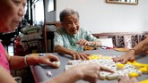 Seperti Leong, anak-anak pebisnis kaki lima yang lama dan tua itu sudah lebih berpendidikan dan sukses. Mereka tak lagi mau berkeringat di dapur menyiapkan mi. (REUTERS/Edgar Su)