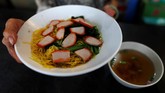 Jajanan itu terkenal sampai dikunjungi Anthony Bourdain dan Gordon Ramsay, bahkan muncul di 'Crazy Rich Asians.' Salah satu makanan yang lazim dijajakan adalah mi. (REUTERS/Edgar Su)