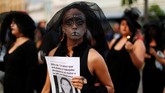 Para perempuan El Salvador sudah terbiasa dengan kekerasan dalam demonstrasi semacam ini. Pada peringatan kali ini, mereka pun menggelar aksi untuk mengingat semua perempuan yang tewas dalam perayaan Hari Perempuan Internasional di tahun-tahun sebelumnya. (Reuters/Jose Cabezas)