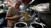 Leong Yuet Meng adalah salah satu penjaja mi kaki lima Singapura. Menariknya, usianya tak lagi muda. Ia sudah berusia 90 tahun. Berjalan saja butuh dibantu. (REUTERS/Edgar Su)