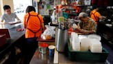 Singapura berusaha mempertahankan budaya kaki lima dengan mendaftarkannya ke UNESCO dan menyubsidi biaya sewa kios untuk kebanyakan pekerja yang usianya di atas 43 tahun. (REUTERS/Edgar Su)