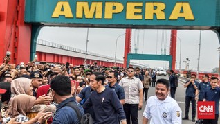 Jokowi Sapa Masyarakat Palembang dari Jembatan Ampera