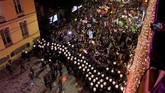 Di Istanbul, Turki, misalnya. Kepolisian berusaha memecah massa yang menggelar demonstrasi menuntut kesetaraan gender. (Reuters/Kemal Aslan)