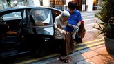 Pukul delapan pagi sampai lima sore, ia bekerja tak henti menyiapkan lebih dari 200 mangkuk mi untuk pelanggan. Leong sadar dirinya sudah tua, tapi ia tak ingin berhenti. (REUTERS/Edgar Su)