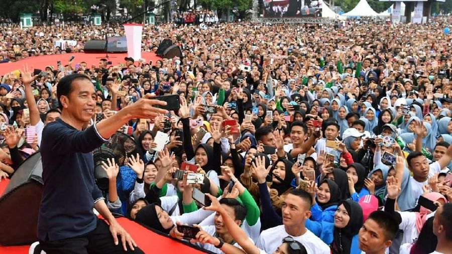 Calon presiden nomor urut 01 Joko Widodo menghadiri pertemuan dengan ribuan pengusaha di Istora Senayan.